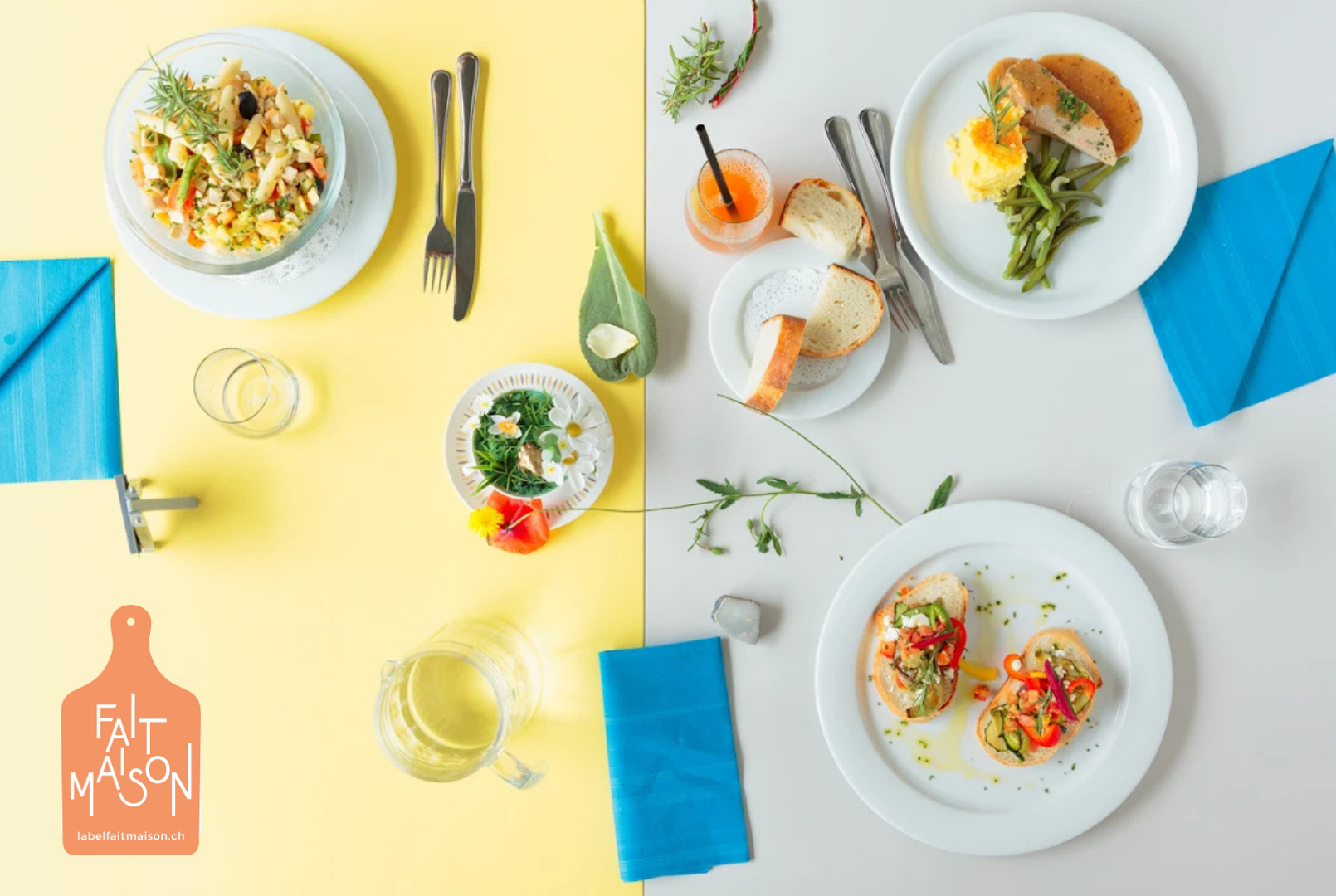 table vue de haut avec 3 assiettes présentant des plats variés avec le  logo du label Fait maison en incrustation